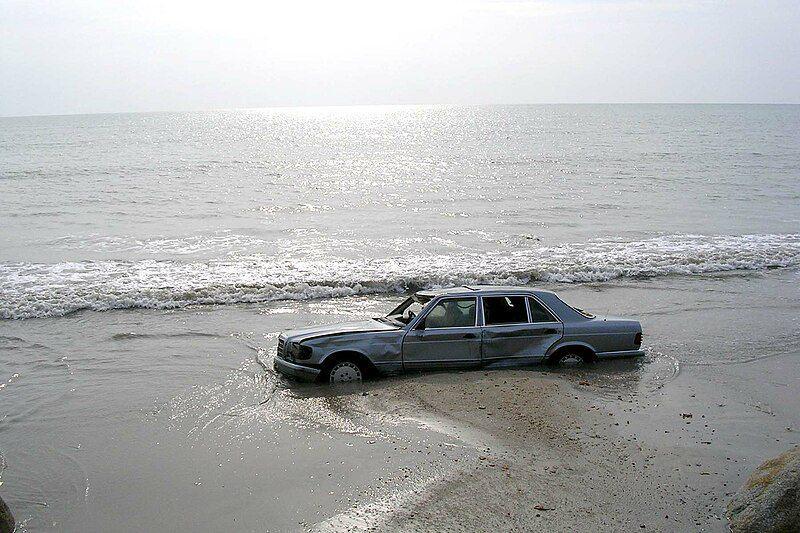 gelombang tsunami yang sangat kuat bisa membawa mobil hingga tepi pantai (commons.wikimedia.org/Khao Lak Ausflüge)