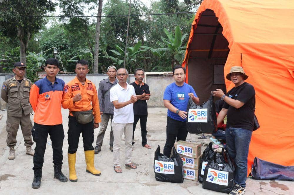 BRI menyalurkan bantuan untuk korban bencana gempa Sumedang. (Dok. IDN Times)