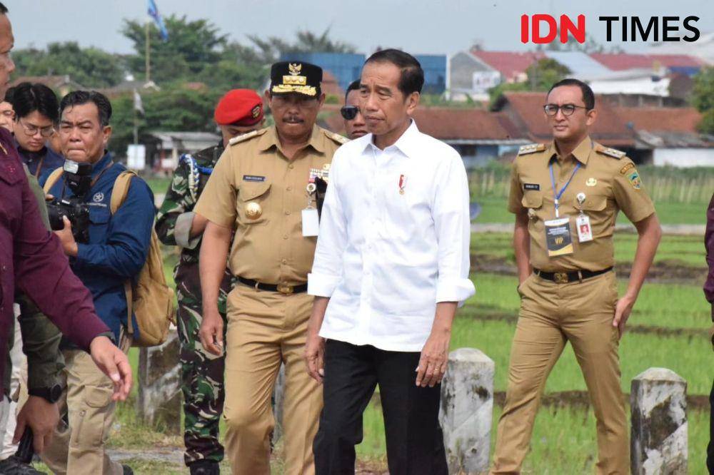 Jokowi didampingi Pj. Bupati Banyumas Hanung Cahyo Saputro (kanan) dan Pj. Gubernur Jateng Nana Sudjana (kiri), Rabu (3/1/2024).(IDN Times/Tomy Parsito).