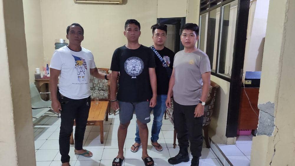 Pelaku pembunuhan ayah kandung bernama Adipati Boham saat menyerahkan diri ke polisi. IDNTimes/Dok. Polresta Manado