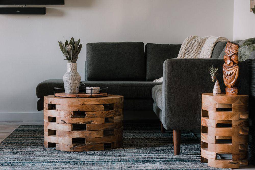 Coffee table (unsplash.com/Zane Persaud)