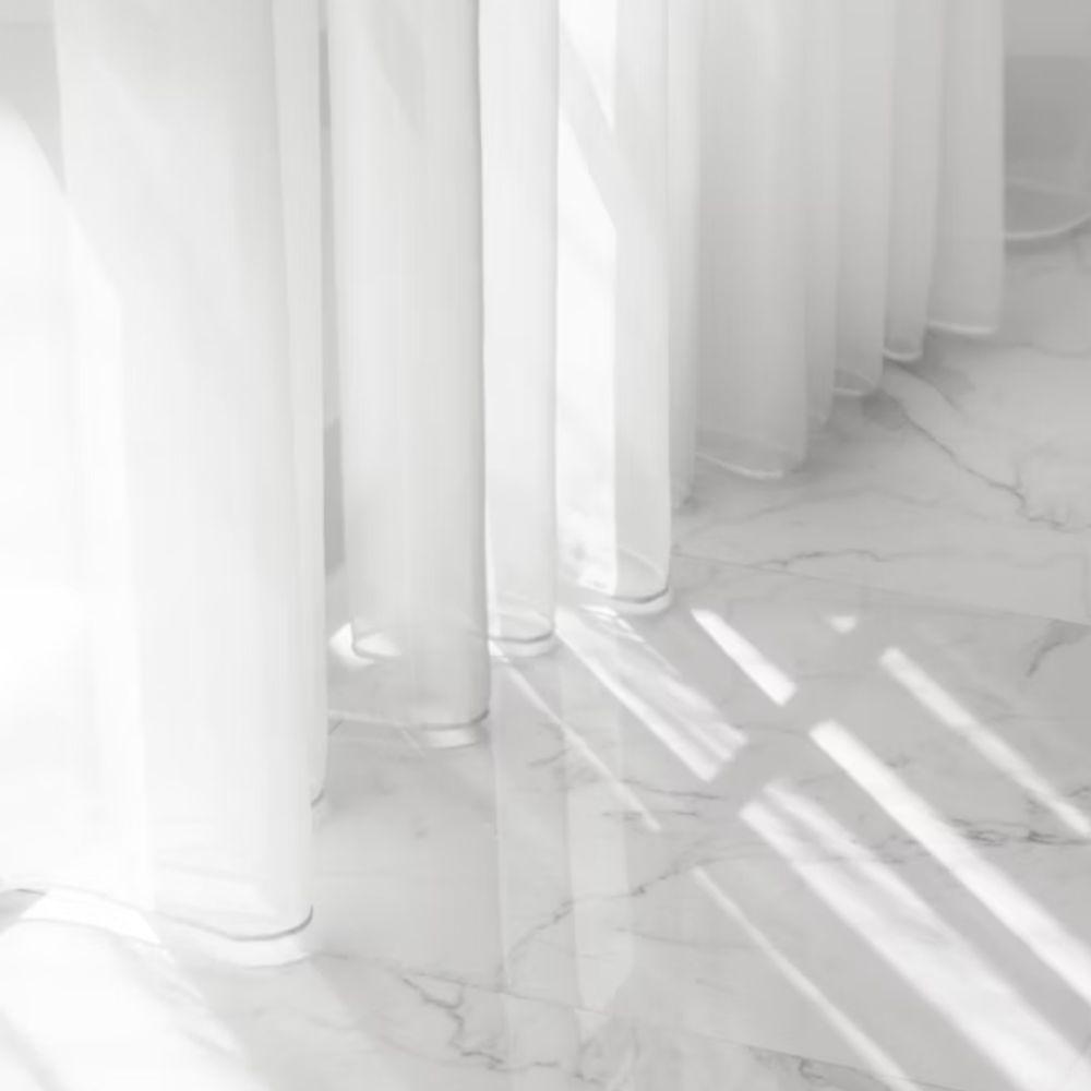 ilustrasi tempat kerja yang disekat dengan kelambu (unsplash.com/Glen Ardi)