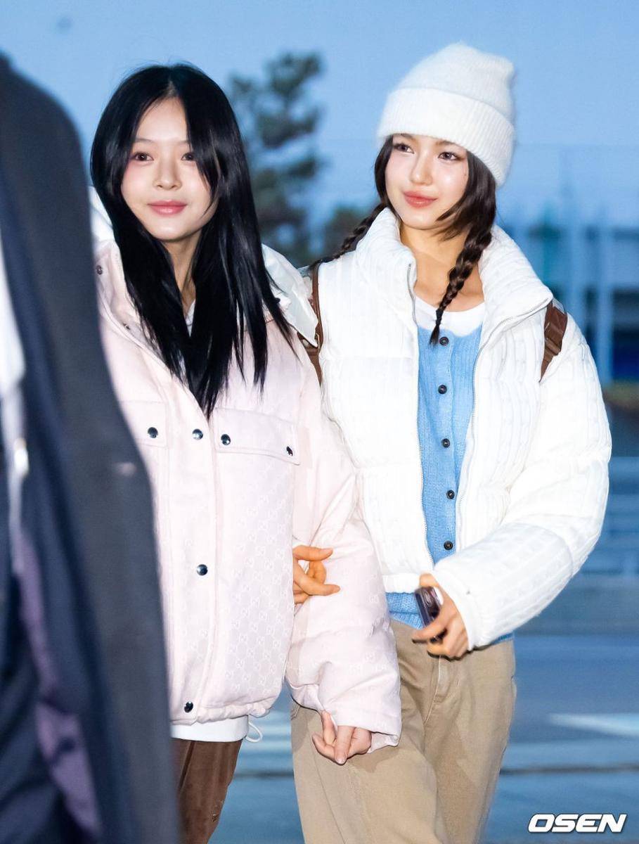 Hanni dan Danielle NewJeans saat berangkat ke Indonesia untuk GDA 2024 (dok. OSEN)