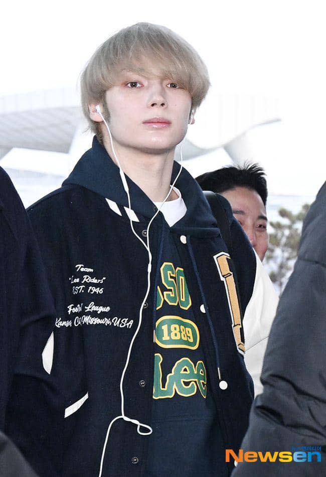 Huening Kai TXT saat berangkat ke Indonesia untuk GDA 2024 (dok. Newsen)