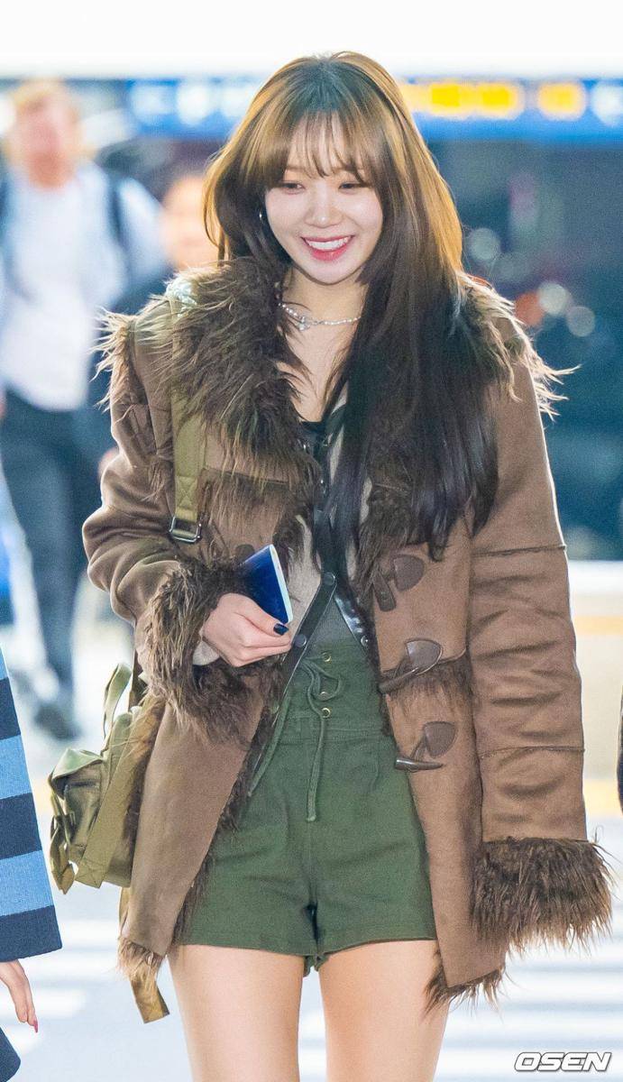 Chaewon LE SSERAFIM saat berangkat ke Indonesia untuk GDA 2024 (dok. OSEN)