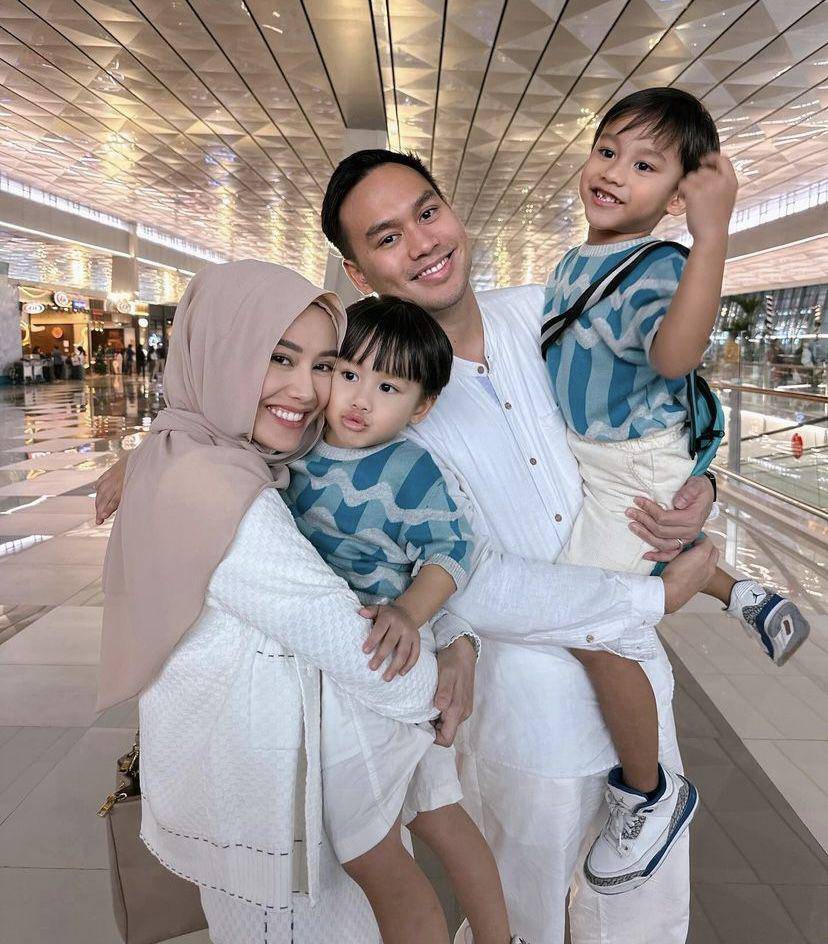 momen umrah Merdianti Octavia dan suami (instagram.com/merdioctav)