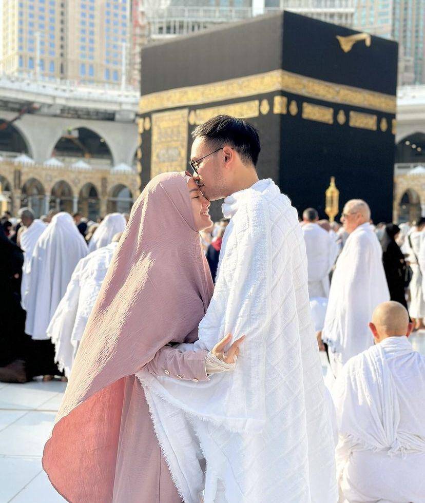 momen umrah Merdianti Octavia dan suami (instagram.com/merdioctav)