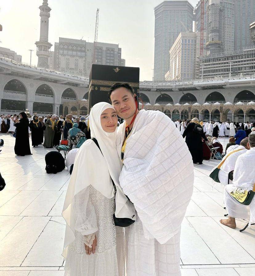 momen umrah Merdianti Octavia dan suami (instagram.com/merdioctav)