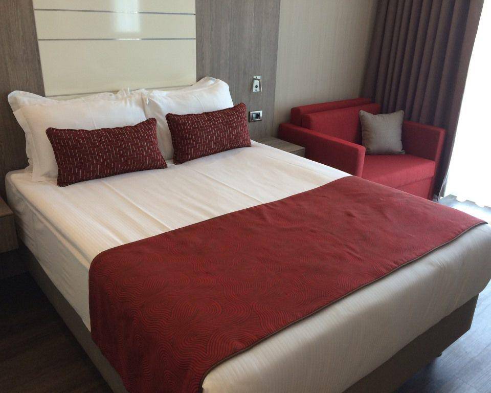 ilustrasi dekorasi kamar tidur dengan nuansa merah maroon dan putih (pixabay.com/fedorpm)