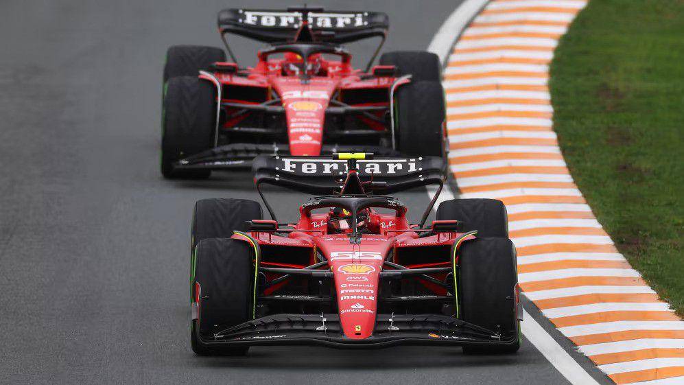 Carlos Sainz berada di depan Charles Leclerc saat balapan di GP Belanda 2023. (formula1.com)