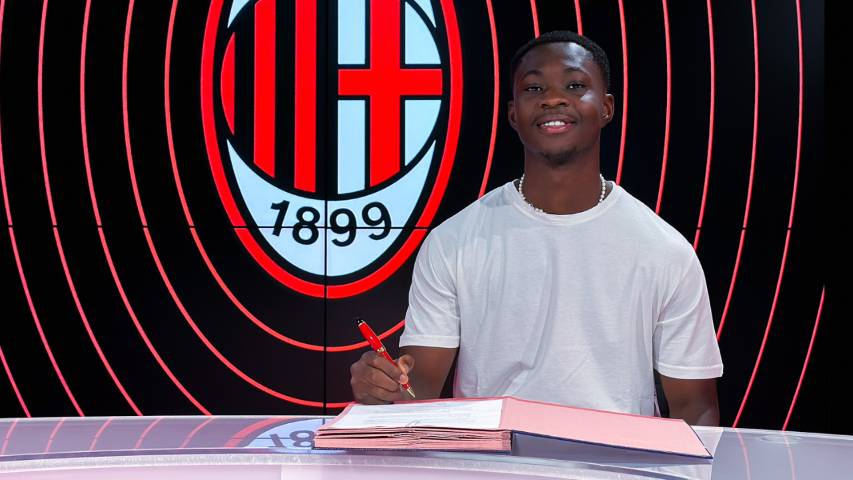 Chaka Traore bergabung dengan AC Milan. (acmilan.com)