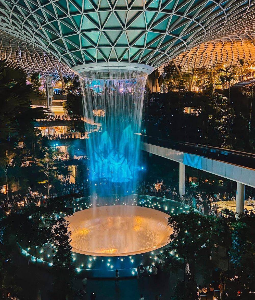 spot foto Rain Vortex di Changi Airport (instagram.com/changiairport)