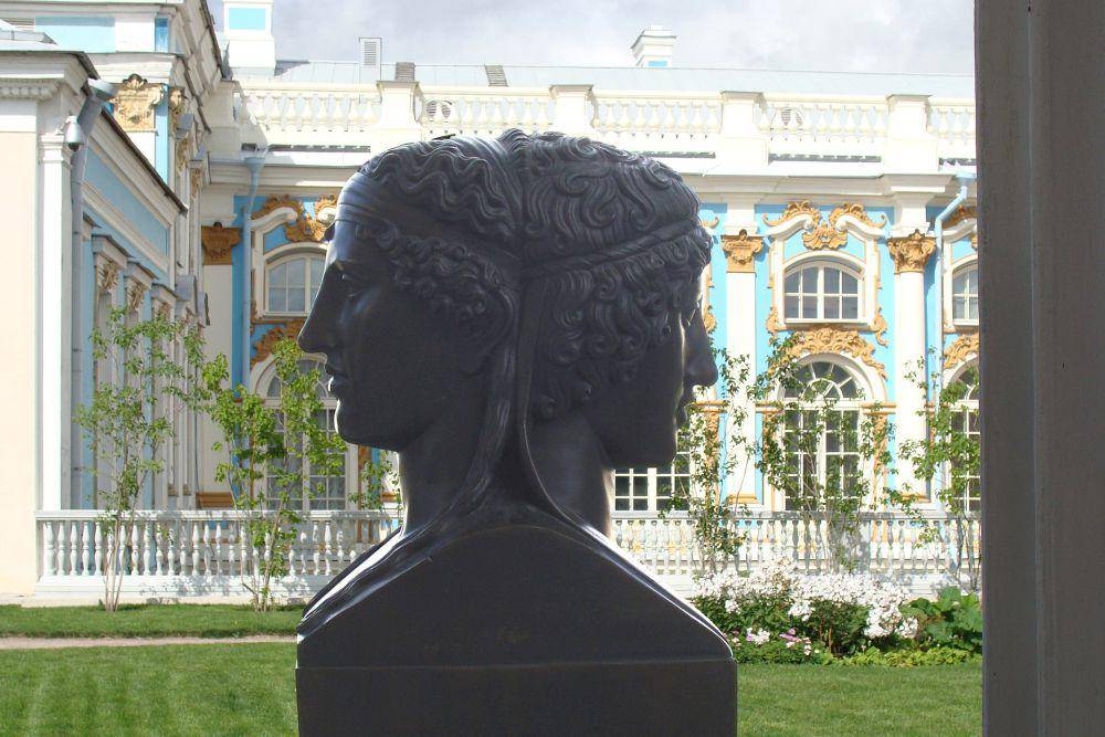 Patung Dewa Janus di Cameron Gallery (commons.wikimedia.org/Ivonna Nowicka)