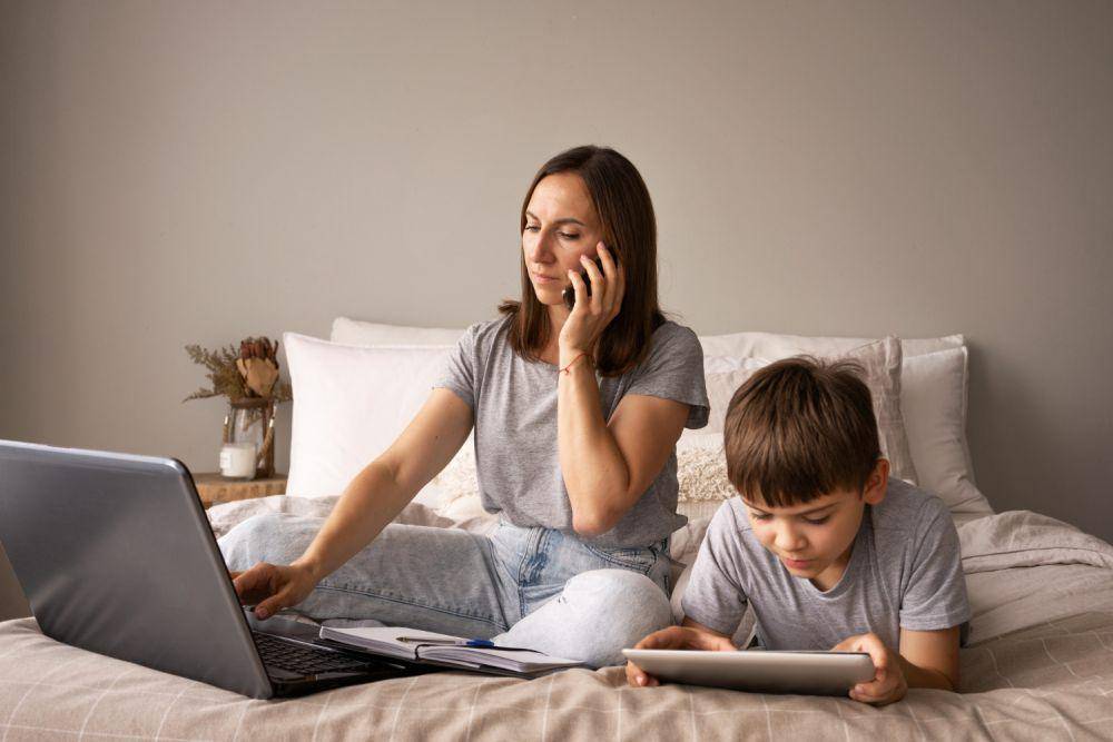 ilustrasi ibu dan anak bermain gadget (freepik.com/freepik)