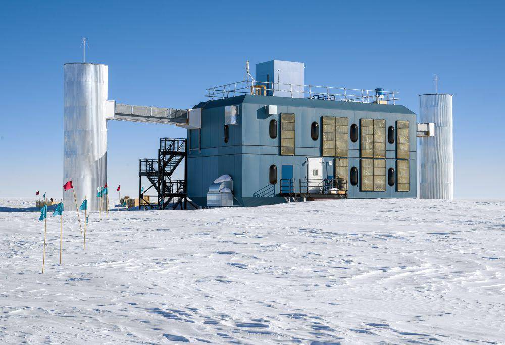 IceCube Neutrino Observatory, Antartika (commons.wikimedia.org/Cmichel67/Christopher Michel)