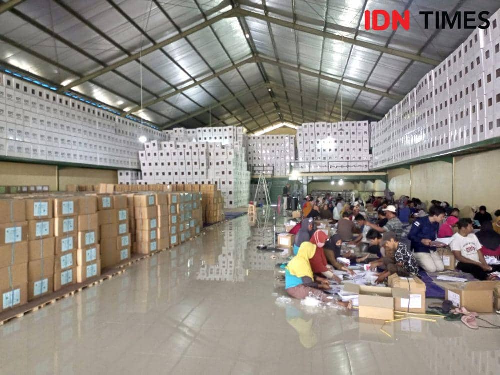 Pelipatan surat suara di gudang logistik KPU Bantul.(IDN Times/Daruwaskita)