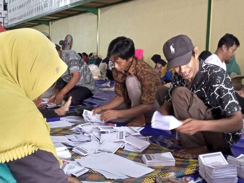 Pelipatan surat suara di gudang logistik KPU Bantul. (IDN Times/Daruwaskita)