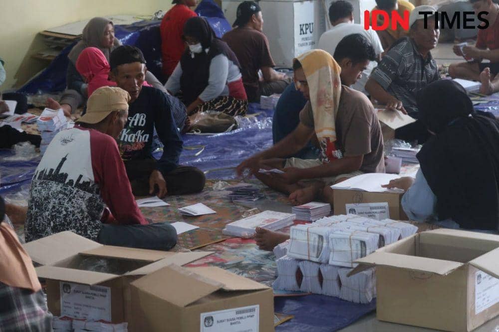 Pelipatan surat suara di gudang logistik KPU Bantul.(IDN Times/Daruwaskita)