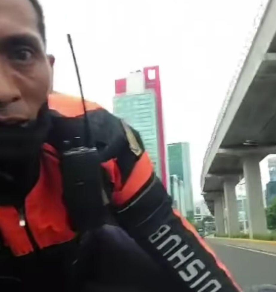 Kronologi Petugas Dishub DKI Naik Kap Mobil Sampai Menteng