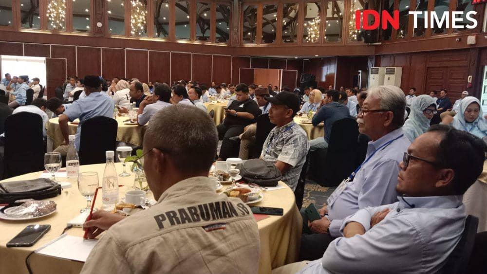 Relawan Prabowo-Gibran saat menggelar rapat konsolidasi untuk pemantapan pemenangan kampanye terbuka di Patrajasa Semarang. (IDN Times/Fariz Fardianto)