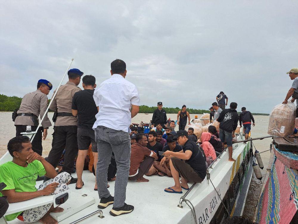 Pihak kepolisian saat menggagalkan pengiriman 11 orang Rohingya dan 11 orang pribumi ke Malaysia (IDN Times/ Fanny Rizano)