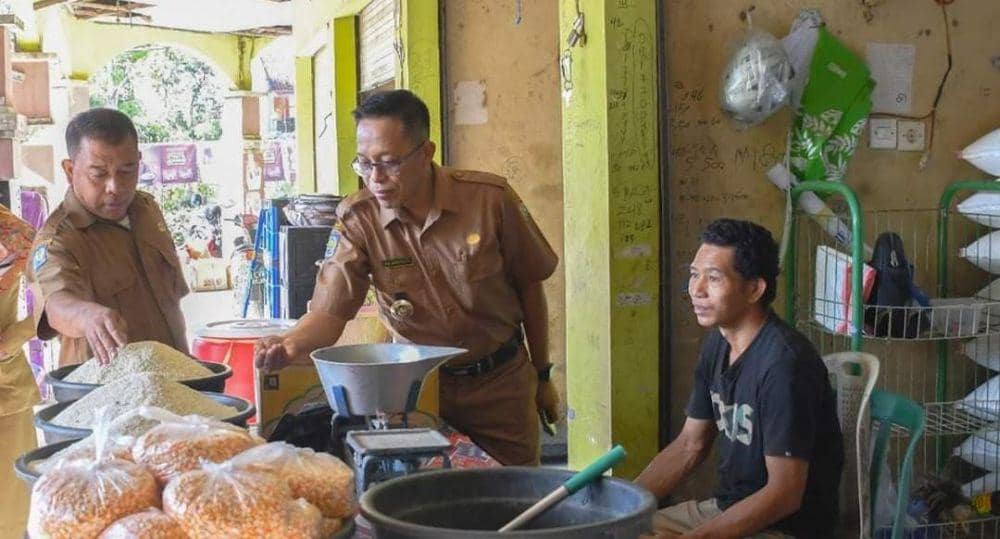 Pj Bupati Lotim saat turun memantau kondisi pasar (dok. Humas Protokol Pemkab Lotim)