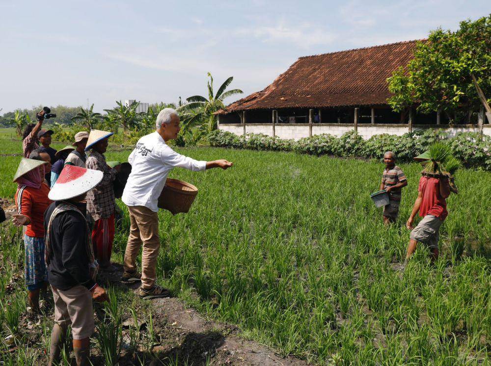 Ganjar Pranowo bertemu dengan sejumlah petani di Kabupaten Blora, Jawa Tengah, pada Kamis (4/1/2024) (IDN Times/Istimewa)