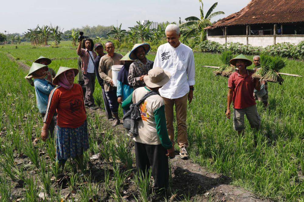 Ganjar Pranowo bertemu dengan sejumlah petani di Kabupaten Blora, Jawa Tengah, pada Kamis (4/1/2024) (IDN Times/Istimewa)
