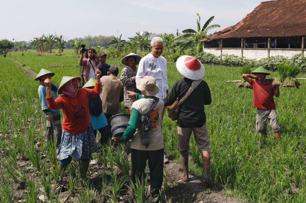 Ganjar Pranowo bertemu dengan sejumlah petani di Kabupaten Blora, Jawa Tengah, pada Kamis (4/1/2024) (IDN Times/Istimewa)