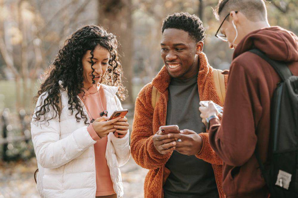 tertawa saat melihat handphone bersama teman (pexels.com/Keira Burton)