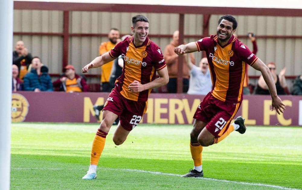Max Johnston (kiri) saat masih membela Motherwell. (instagram.com/maxjohnston22)