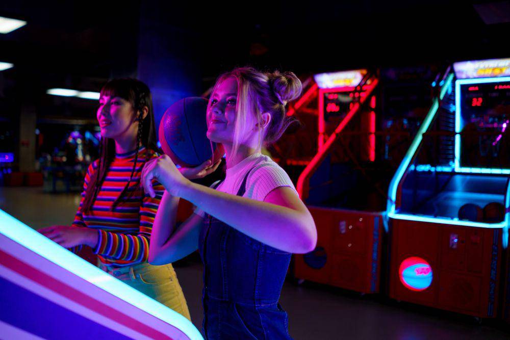 ilustrasi bermain basket arcade bersama teman (pexels.com/Cottonbro Studio)
