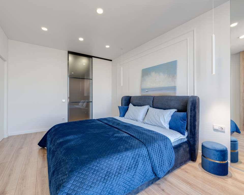ilustrasi dekorasi kamar tidur dengan nuansa biru navy (pexels.com/Max Rahubovskiy)