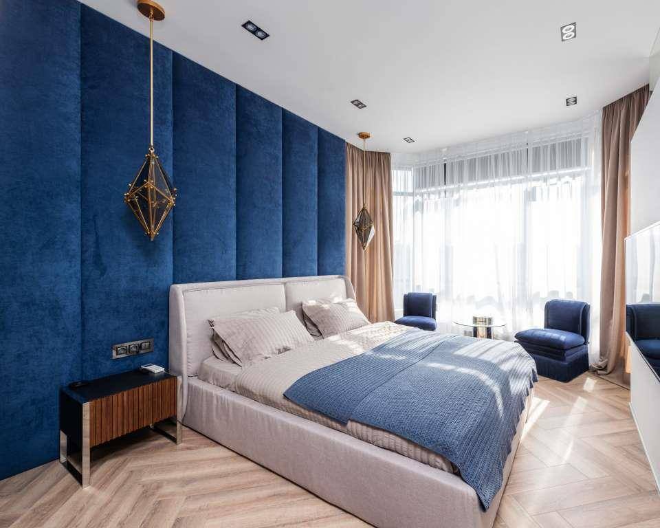 ilustrasi dekorasi kamar tidur dengan nuansa biru navy (pexels.com/Max Rahubovskiy)