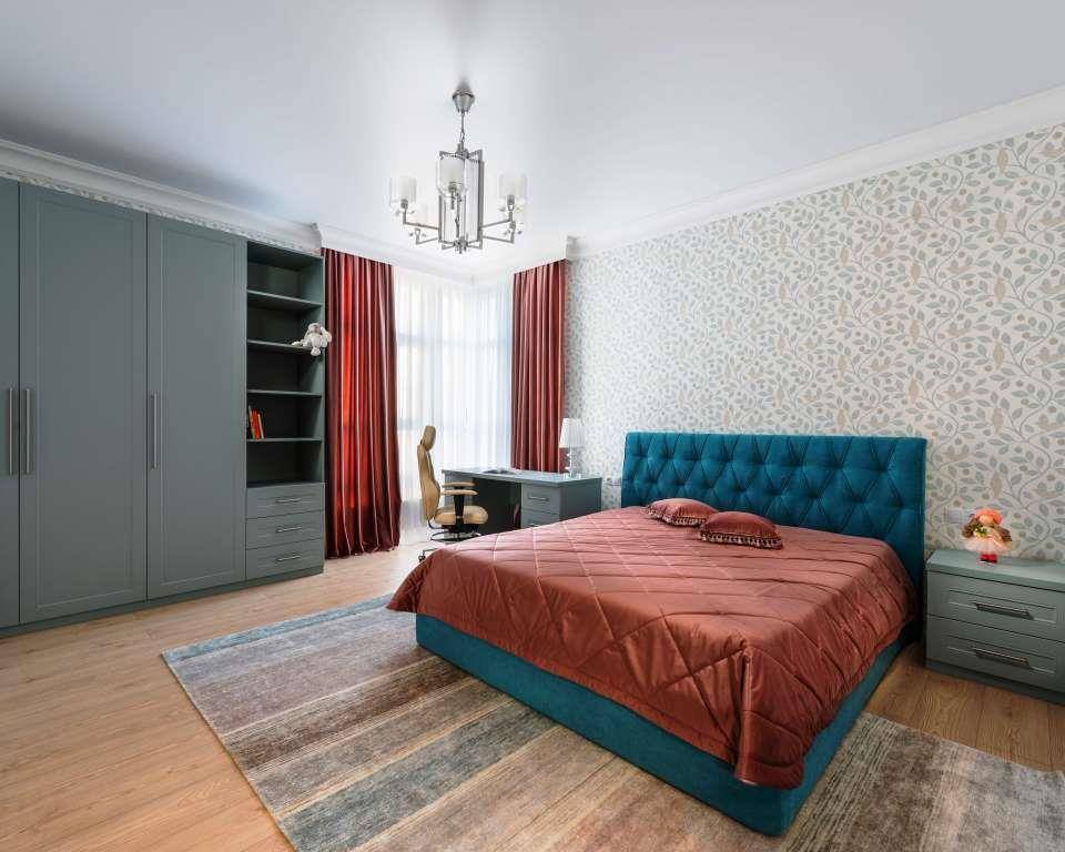 ilustrasi dekorasi kamar tidur dengan nuansa turquoise dan salem (pexels.com/Max Rabubovskiy)
