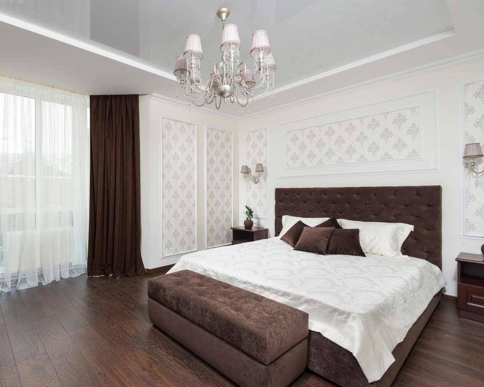 ilustrasi dekorasi kamar tidur dengan nuansa cokelat gelap dan putih (pexels.com/Max Rabubovskiy)