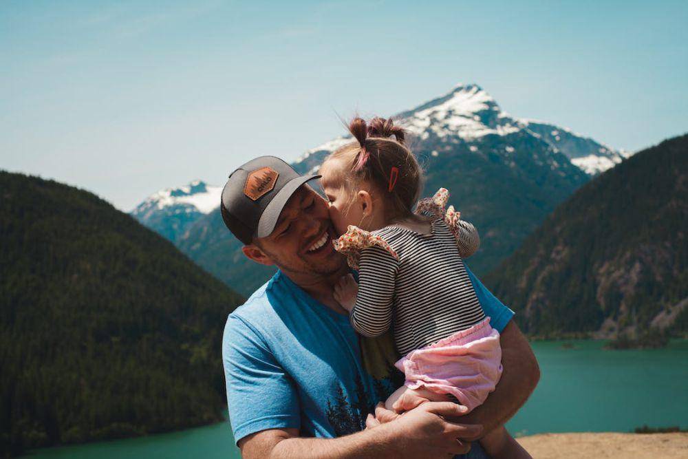 ilustrasi orang tua dan anak (pexels.com/Josh Willink)