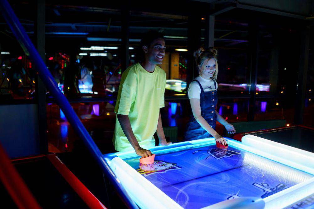Ilustrasi bermain Air Hockey (pexels.com/Cottonbro Studio)