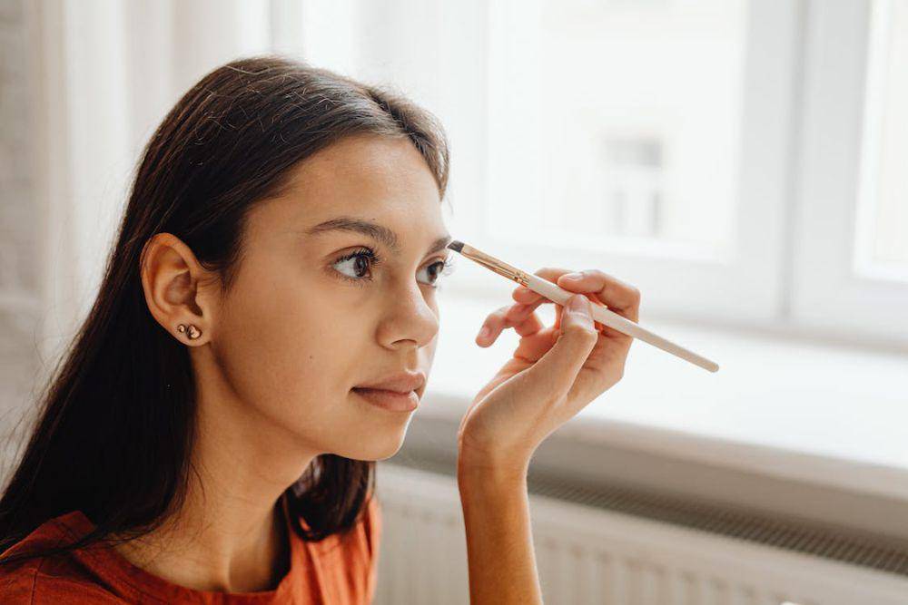 ilustrasi seseorang memakai concealer (pexels.com/Karolina Grabowska)