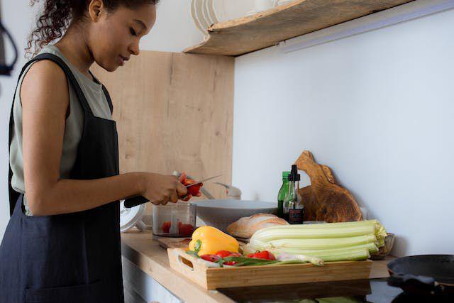 ilustrasi masak dirumah (pexels.com/Ron Lach)