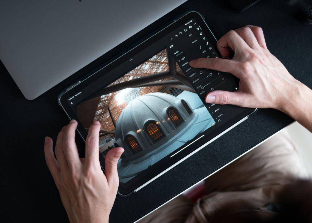 ilustrasi mengedit foto di iPad (pexels.com/Sam Tan)