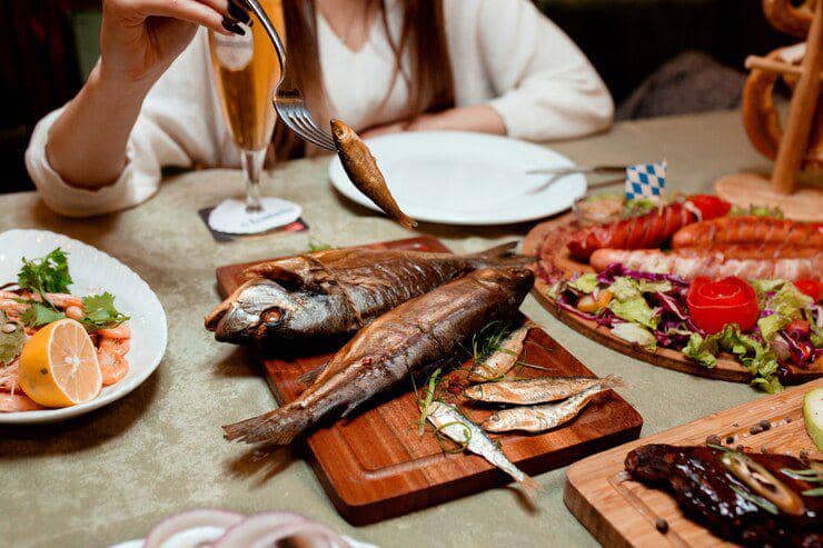 ilustrasi makan seafood (freepik.com/KamranAydinov)