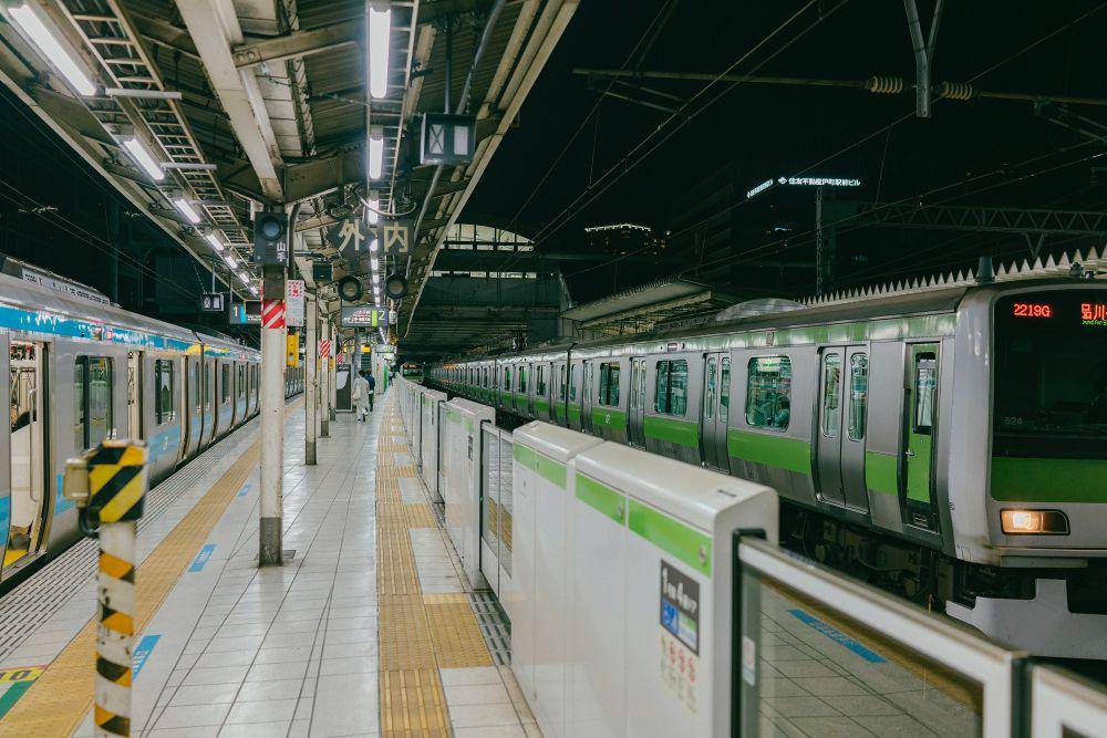 Ilustrasi kereta di Tokyo, Jepang. (unsplash.com/TopoloGiraffe)