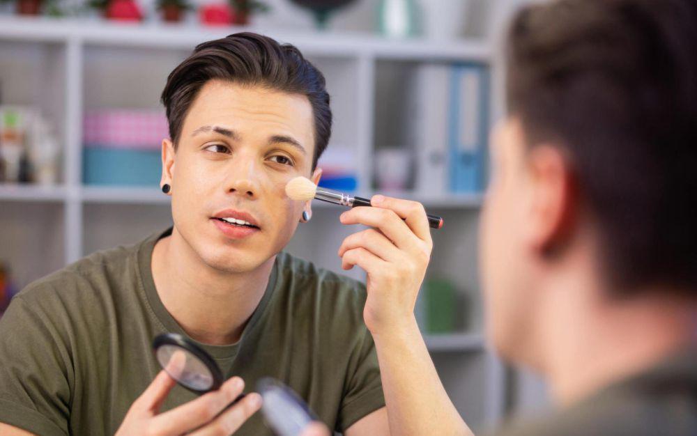 ilustrasi pria sedang melakukan makeup (istockphoto.com/yacobchuk)