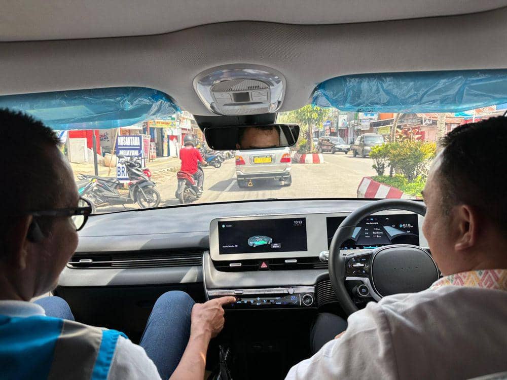 GM PLN UID Sulselrabar, Moch. Andy Adchaminoerdin bersama Asisten Pemerintahan dan Kesejahteraan Tana Toraja, Muhammad Safar tengah berkeliling menggunakan mobil listrik. (Dok. Istimewa)