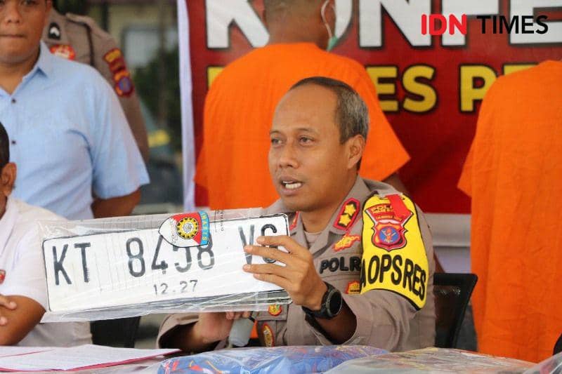 Kapolres Penajam Paser Utara AKBP Hendrik Eka Bahalwan tunjukan no pol yang berhasil disita dari tangan pelaku curanmor  (IDN Times/Ervan)