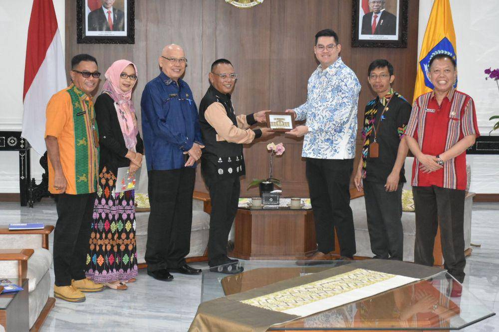 Penjabat Sekretaris Daerah NTB Fathurrahman saat menerima kunjungan First Secretary Duta Besar Singapura untuk Indonesia, Andrew Leung di kantor Gubernur NTB. (Dok Diskominfotik NTB)