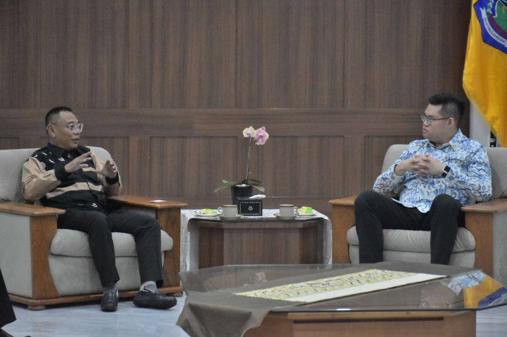 Penjabat Sekretaris Daerah NTB Fathurrahman saat menerima kunjungan First Secretary Duta Besar Singapura untuk Indonesia, Andrew Leung di kantor Gubernur NTB. (Dok Diskominfotik NTB)