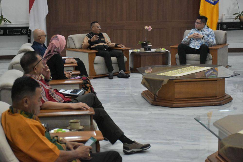 Penjabat Sekretaris Daerah NTB Fathurrahman saat menerima kunjungan First Secretary Duta Besar Singapura untuk Indonesia, Andrew Leung di kantor Gubernur NTB. (Dok Diskominfotik NTB)