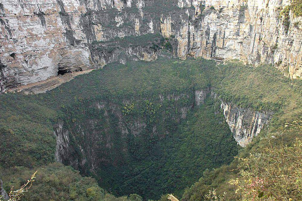 Xiaozhai Tiankeng, dilihat dari tepi selatan, terletak di Provinsi Chongqing. (commons.wikimedia.org/Brookqi)